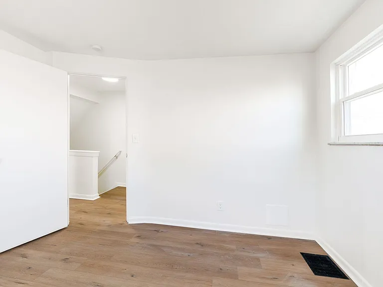 4040-4042 Halsey Pl — Photo 12