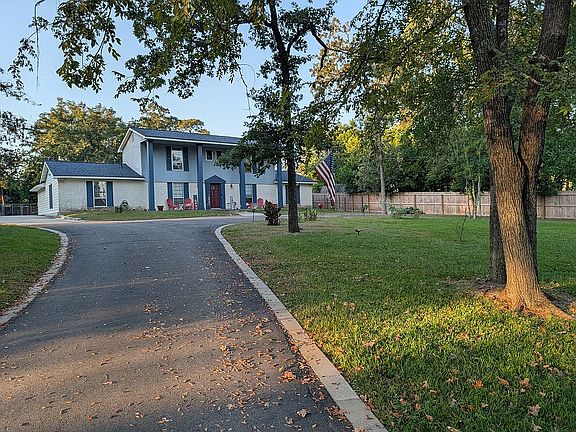 Spacious circle driveway