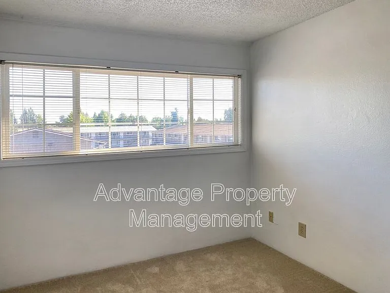975 NW Garfield Ave #1 — Photo 24
