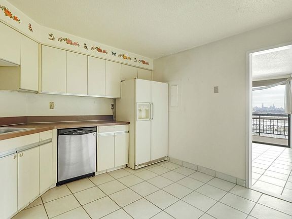 4th image of 1105 Harmon Cove Tower