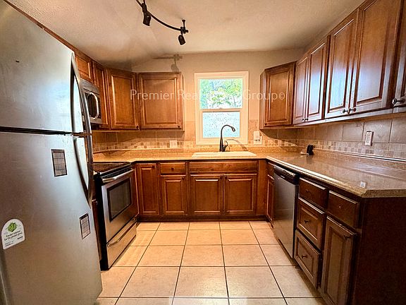 5th image of 220 Willow St