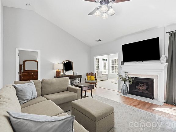5th image of 1636 Heather Glen Rd