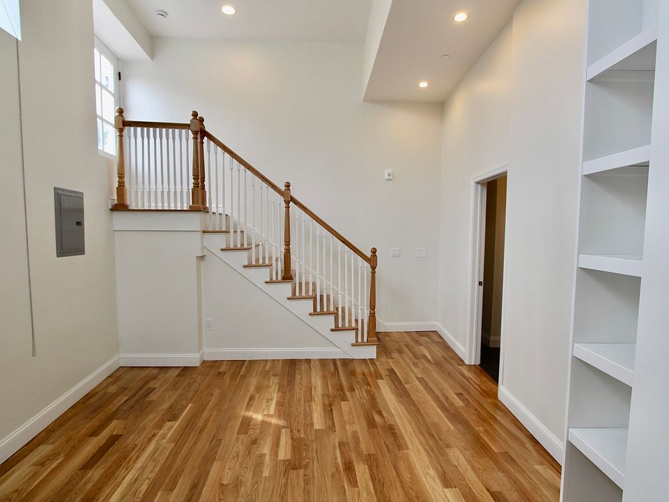 1st image of 6 Blossom St