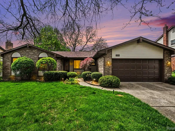 33593 Curtis Rd, Livonia, MI 48152