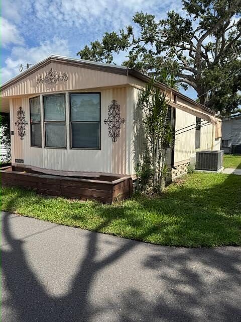 1st image of 15 Martin Dr