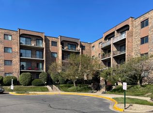 601 W Huntington Commons Rd APT 302, Mount Prospect, IL 60056