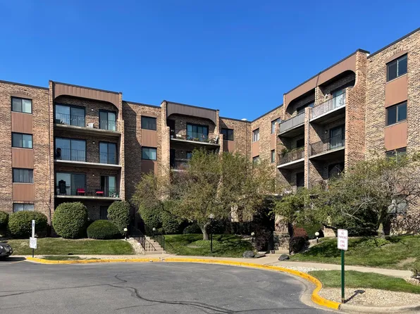 601 W Huntington Commons Rd APT 302, Mount Prospect, IL 60056