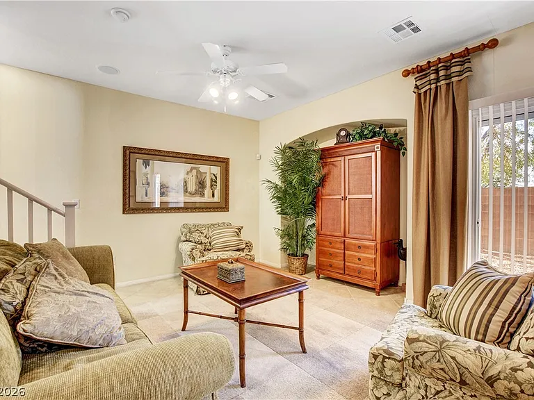 251 Queens Ct — Photo 10