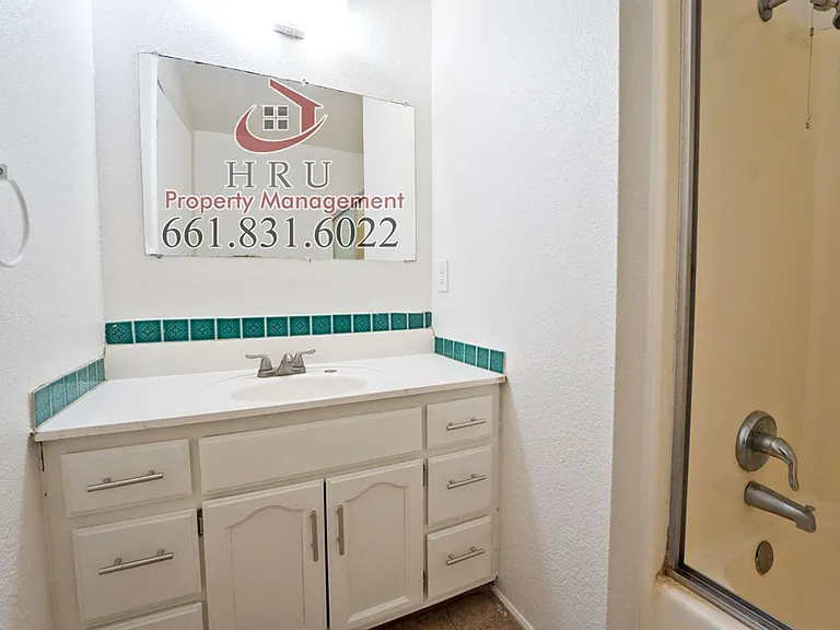 2901 S Chester Ave — Photo 11