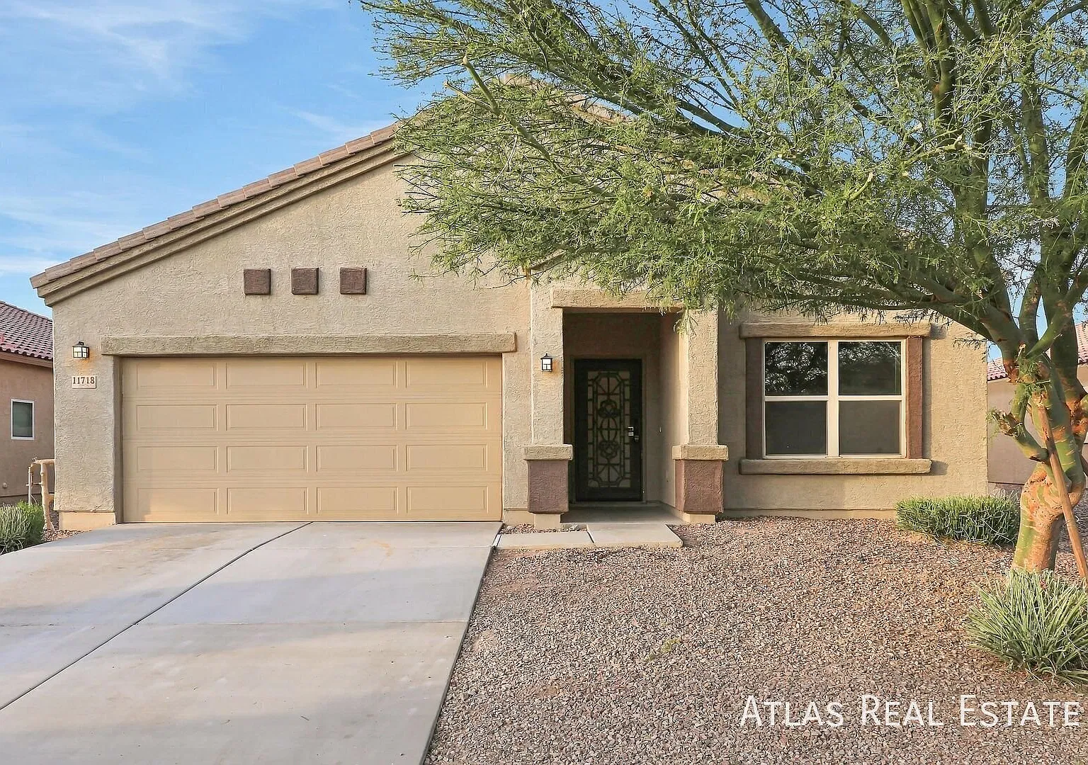 Beautiful Three Bedroom Home in Marana — Photo 1
