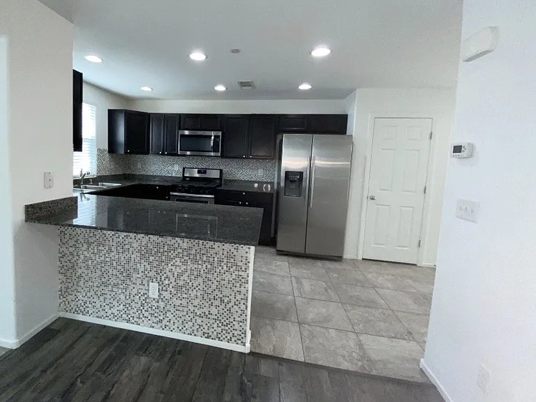 1051 Admiral Emblem St — Photo 9