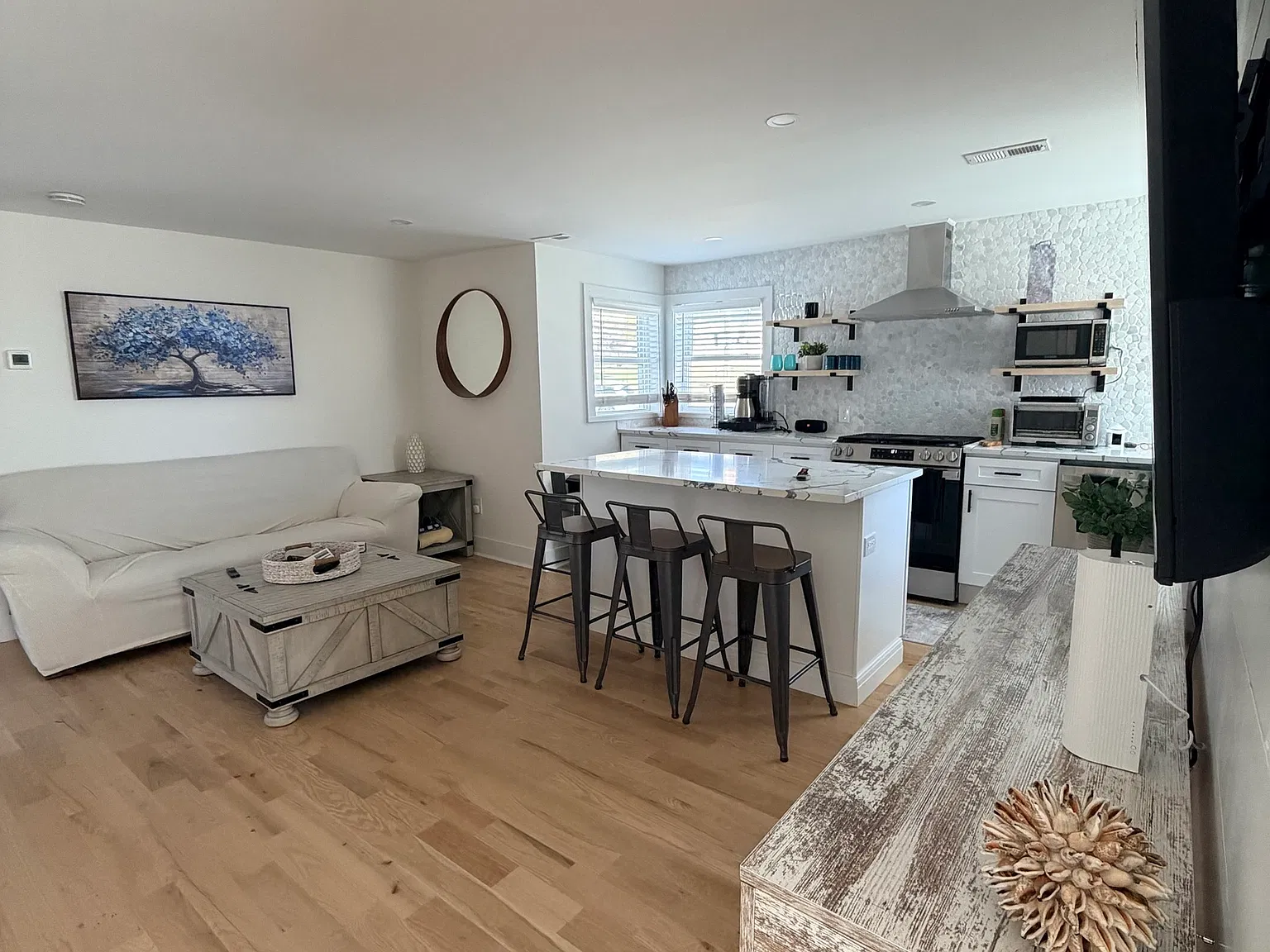 3 bed, 2.0 bath, 1402 sqft, $3,600 — Photo 3