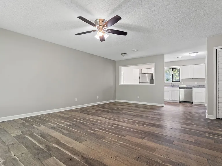 102 Sterling Rd — Photo 5