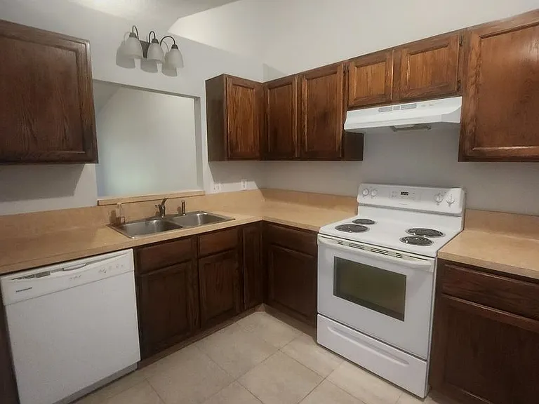 2824 Coleman Ct W — Photo 2