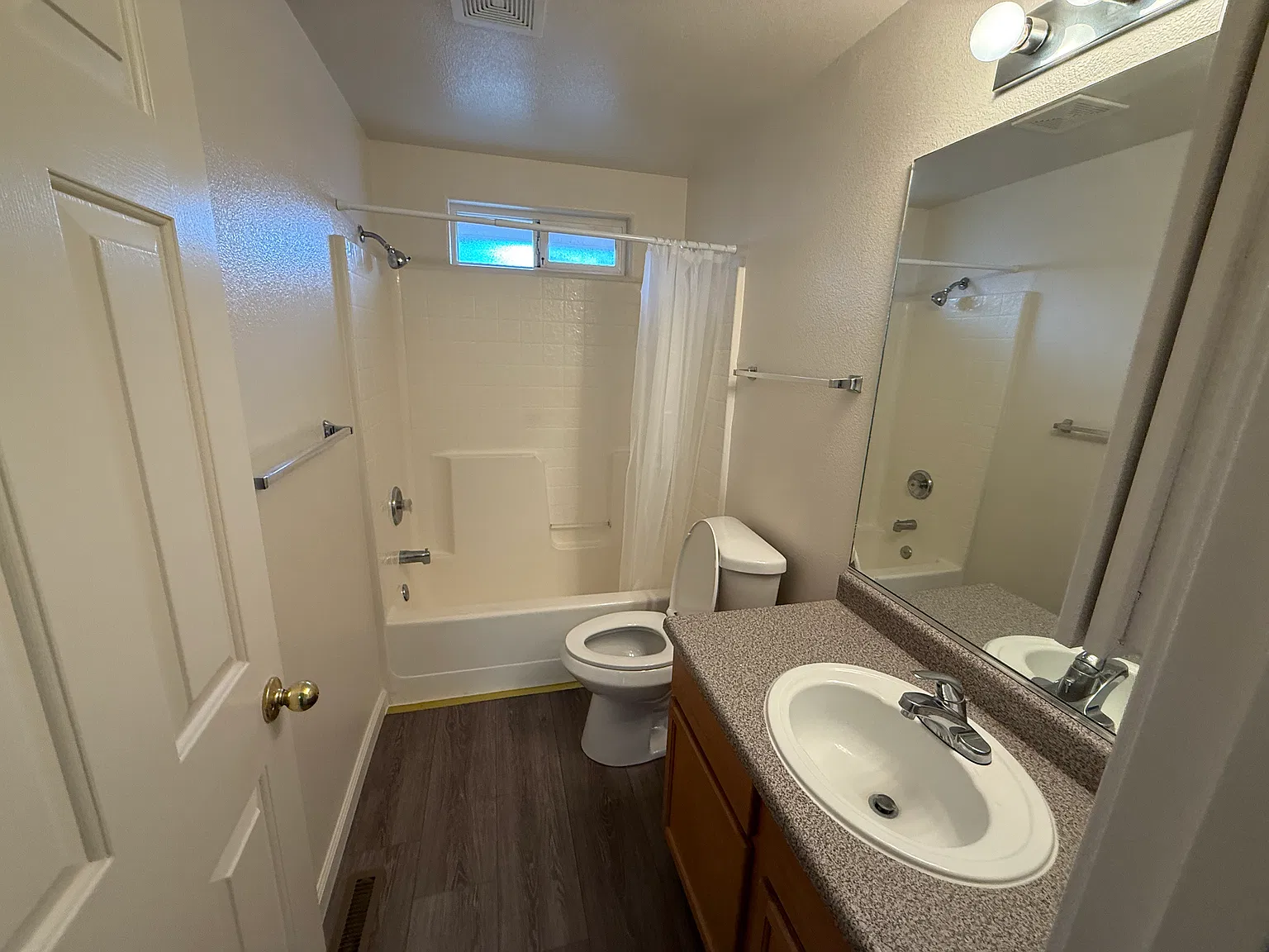 2 bed, 1.5 bath, 950 sqft, $1,600 — Photo 3