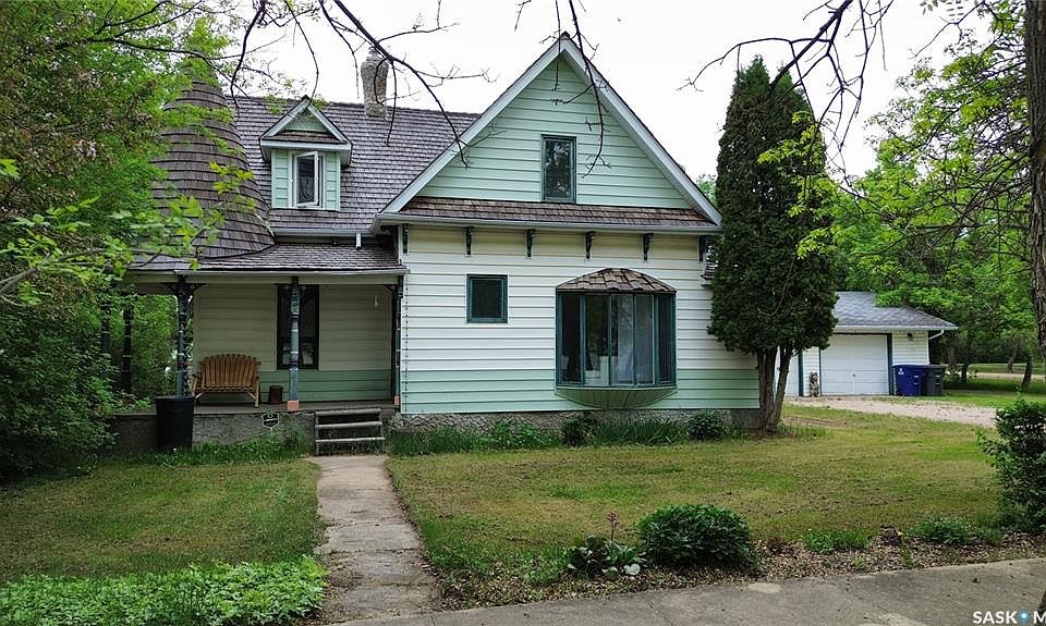 1st image of 107 3rd AVENUE E