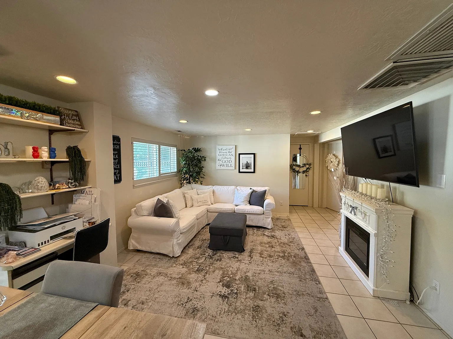 596 N Main St Apt A — Photo 4