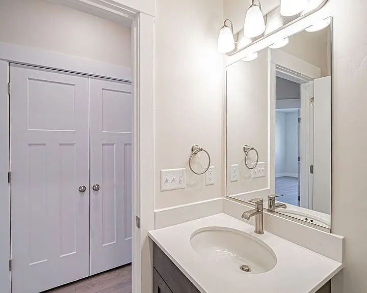 351 E Lorene St — Photo 43