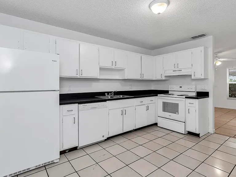 1320 Wellington St #B — Photo 10
