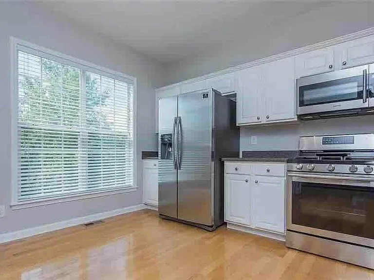 1108 Thornborough Dr — Photo 5