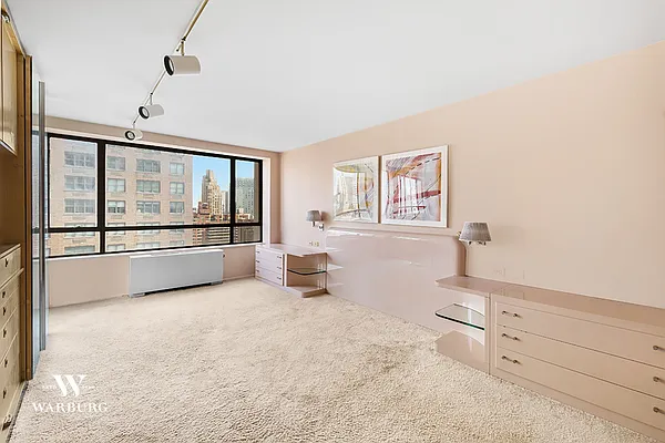 Sold by Warburg | media 4
