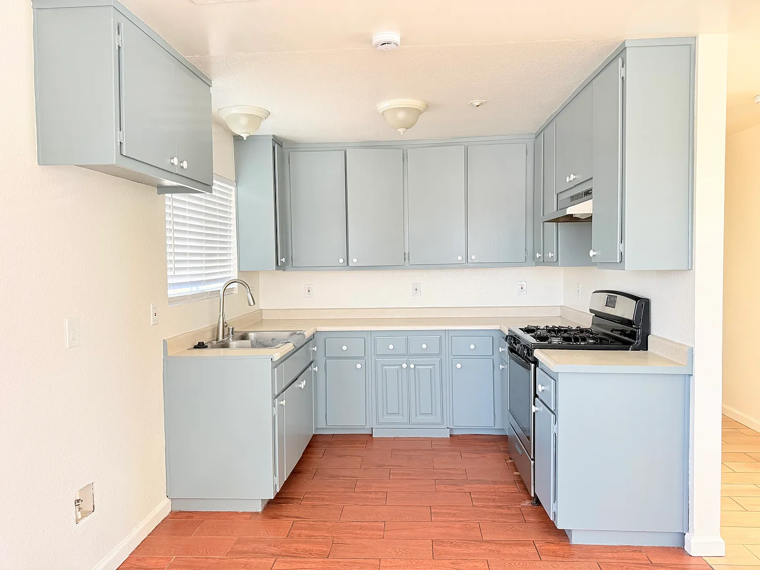 3 bed, 1100 sqft, $2,100 — Photo 2