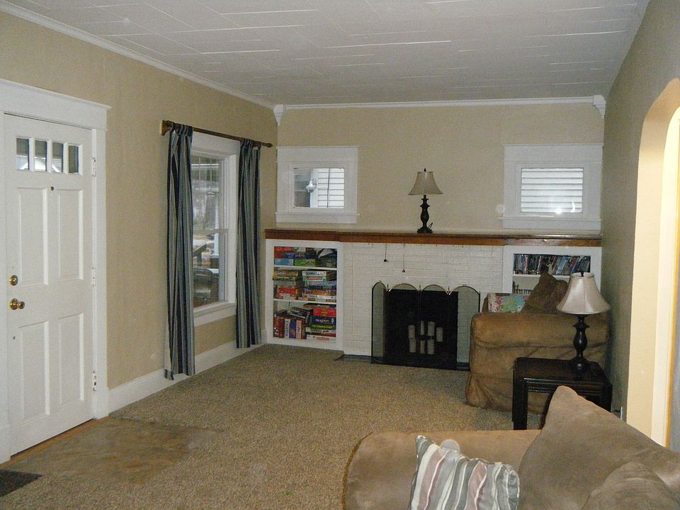 LR decorative fireplace