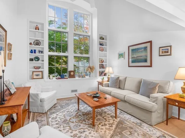 53 Warren St APT 210, Newburyport, MA 01950