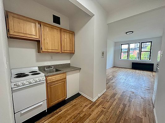 2nd image of 515 E 6th St APT E3