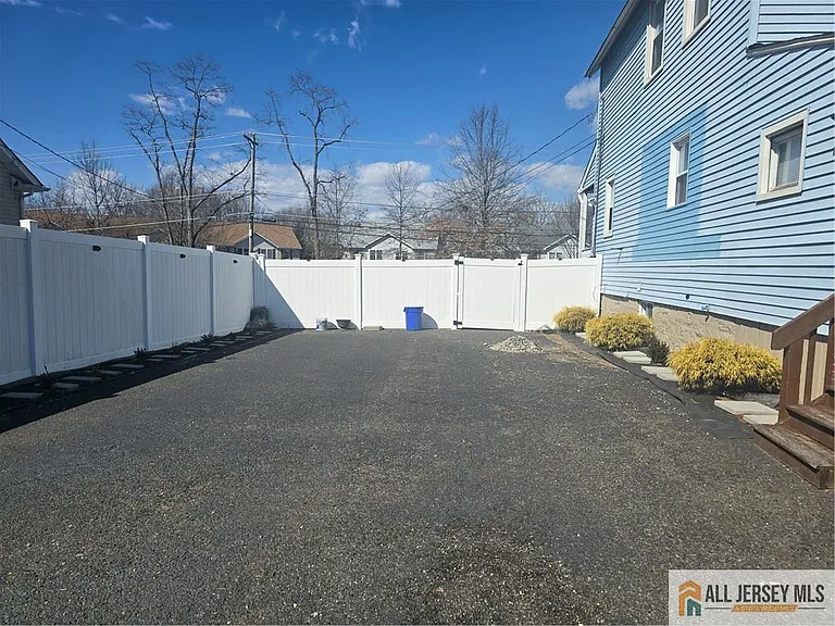 23 Maple St — Photo 3
