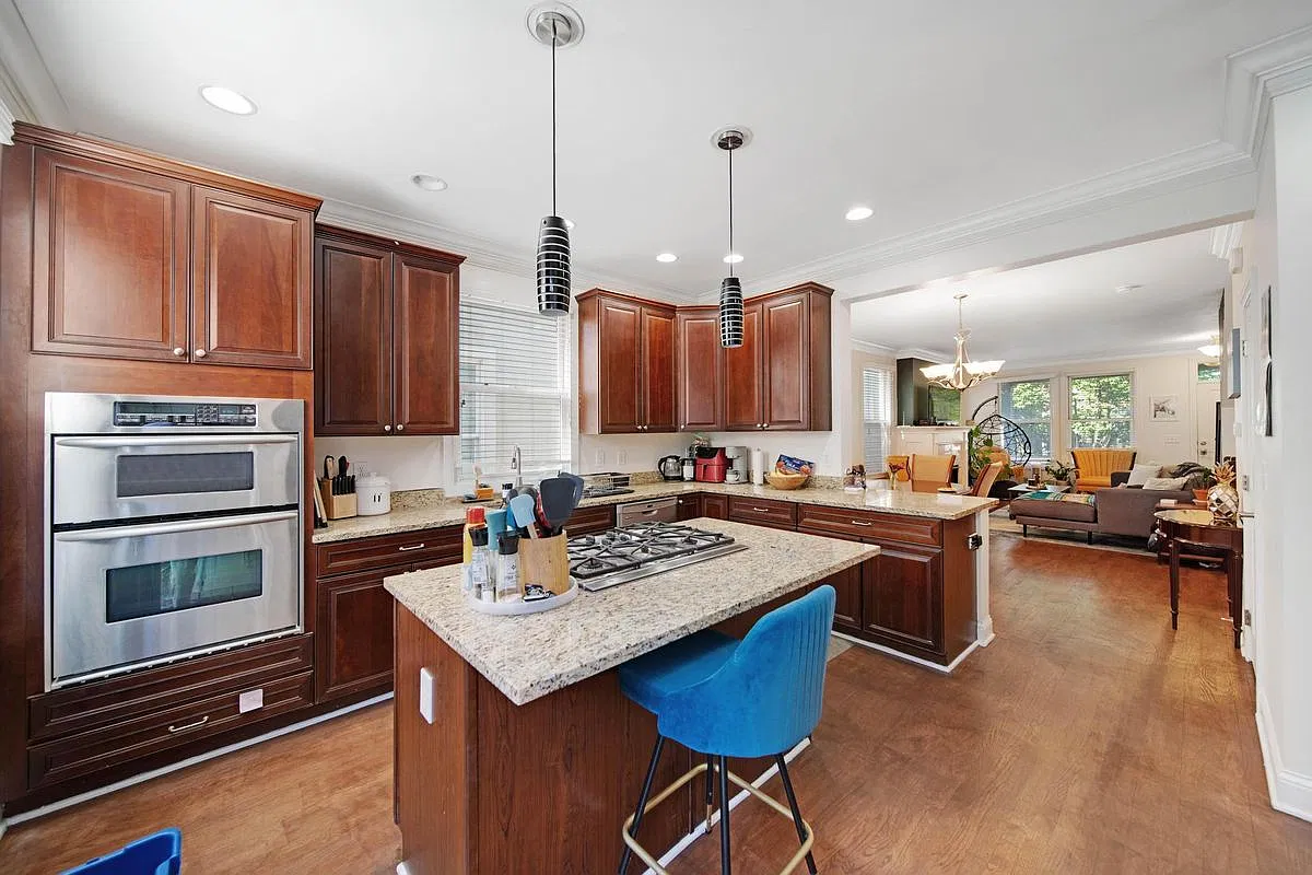 1018 Perry St — Photo 3