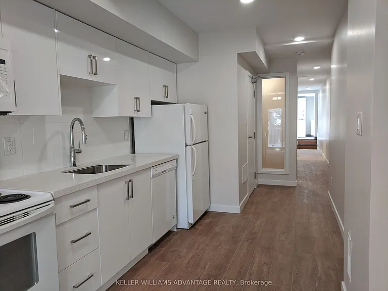 119 Coxwell Ave #LOWER — Photo 2