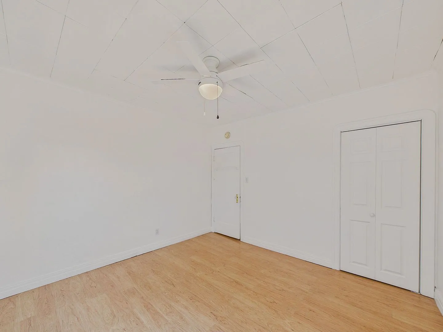 Spacious 2-Bedroom with Formal Living & Dining Rooms, Parking & Shared Backyard — Photo 4