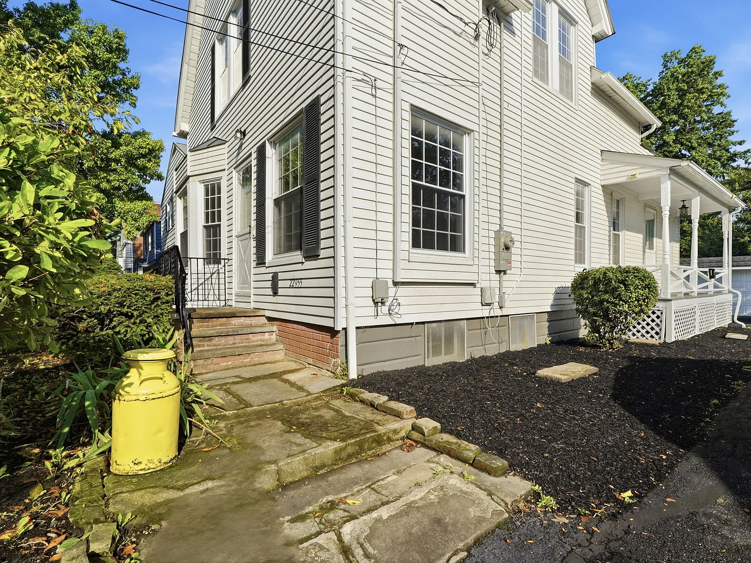 3 bed, 1.5 bath, 1582 sqft, $2,150 — Photo 2