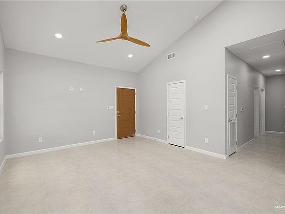4th image of 2701 Robin Rd #1