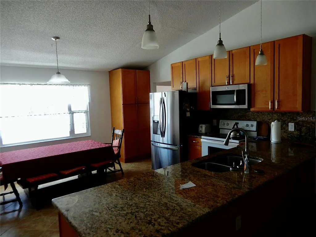 3 bed, 2.0 bath, 1841 sqft, $4,300 — Photo 4