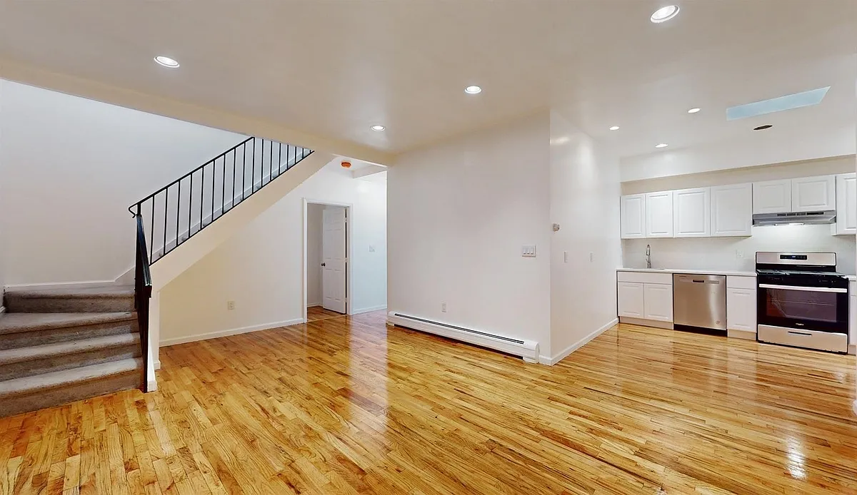Building Photo - 604 4th St