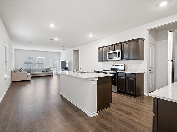 4th image of 1041 Old Oaks Dr