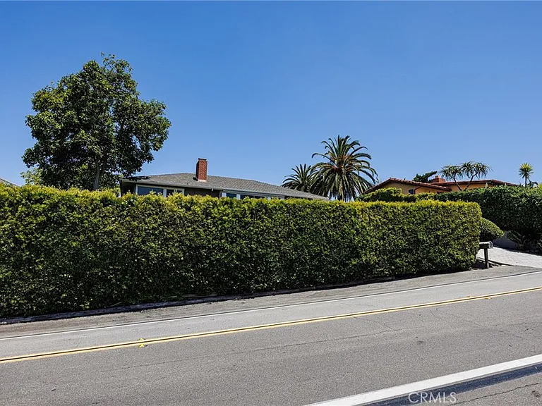 1840 Temple Hills Dr — Photo 4