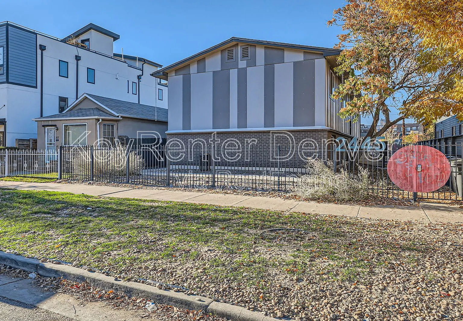 2 bed, 1.0 bath, 705 sqft, $1,305 — Photo 1