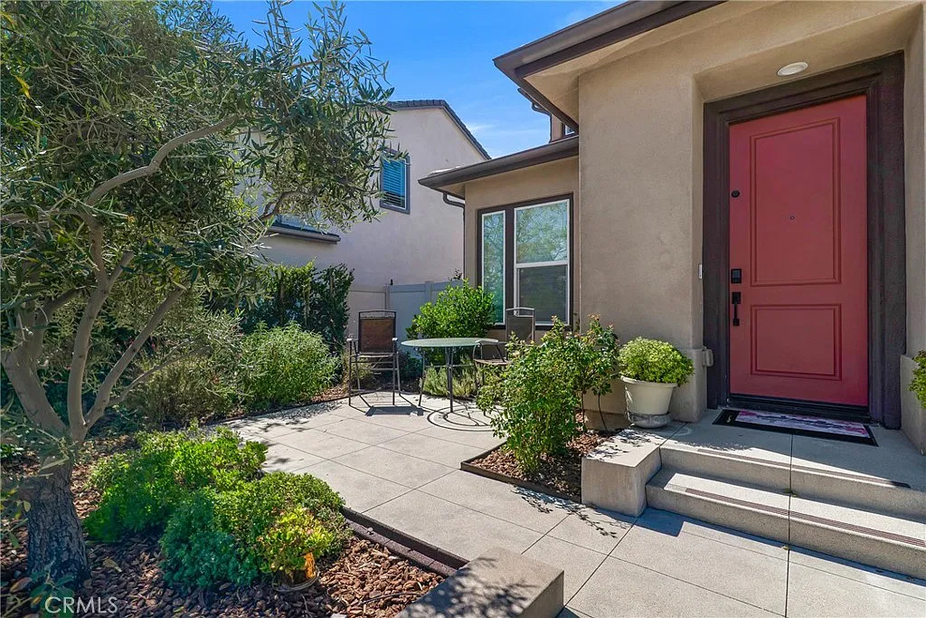 3 bed, 2.5 bath, 1882 sqft, $5,200 — Photo 2