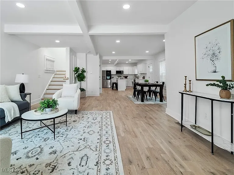 2295 Thurman Ave — Photo 1
