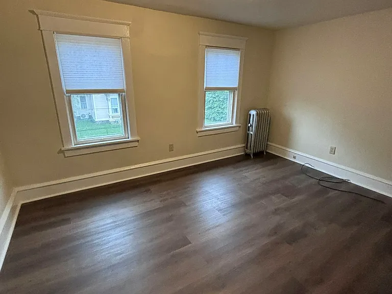 365 N Maple Ave — Photo 7