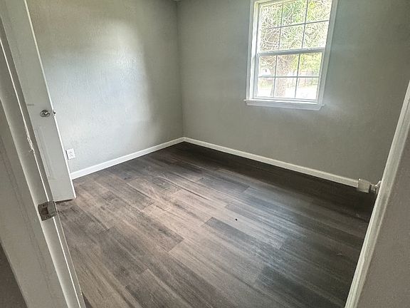 2nd image of 3006 Saxet St