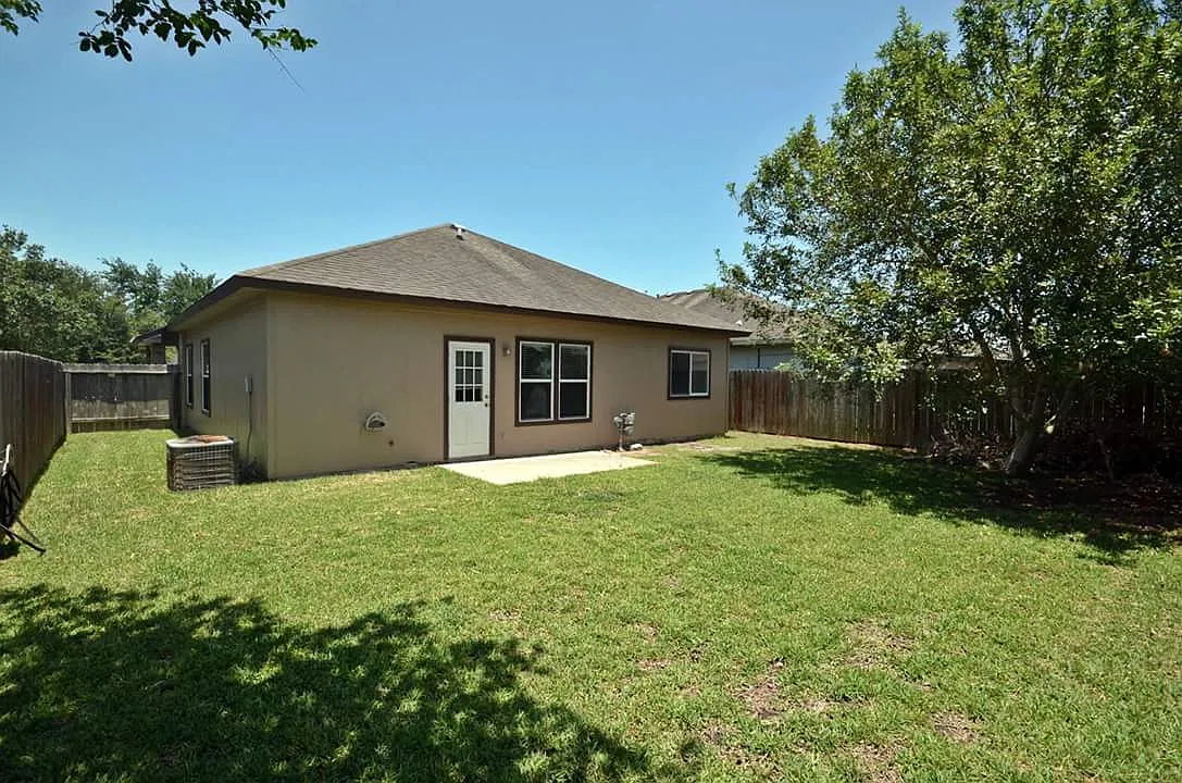 4 bed, 1587 sqft, $2,450 — Photo 2
