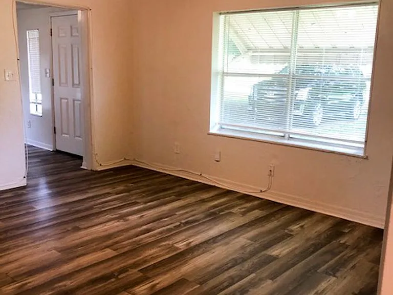5555 Barton Dr — Photo 2