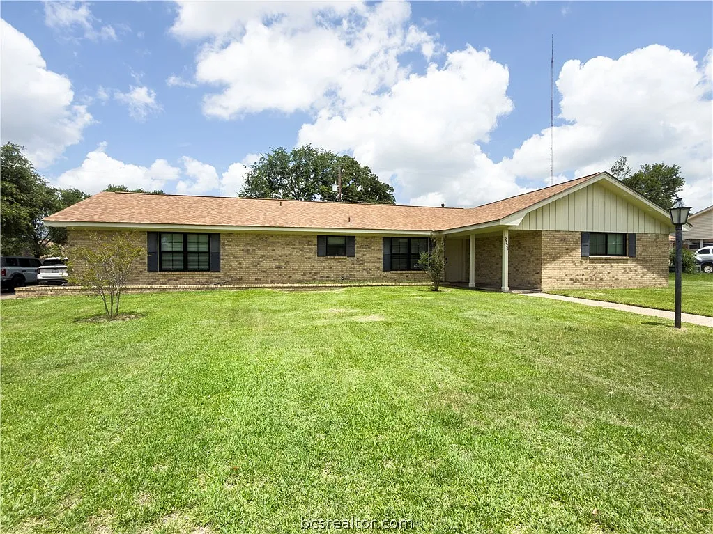 3 bed, 1720 sqft, $1,995 — Photo 2