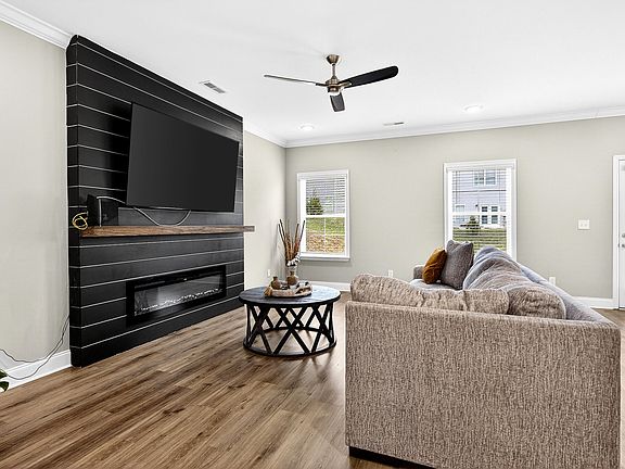 5th image of 531 Bellingham Dr NE