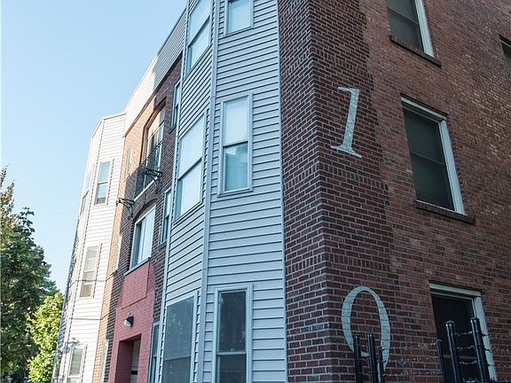 3rd image of 419 Queen Anne Ave N
