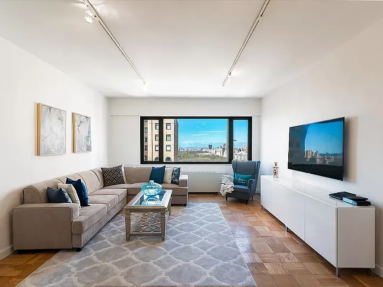 58 W 58th St #33B2 — Photo 1
